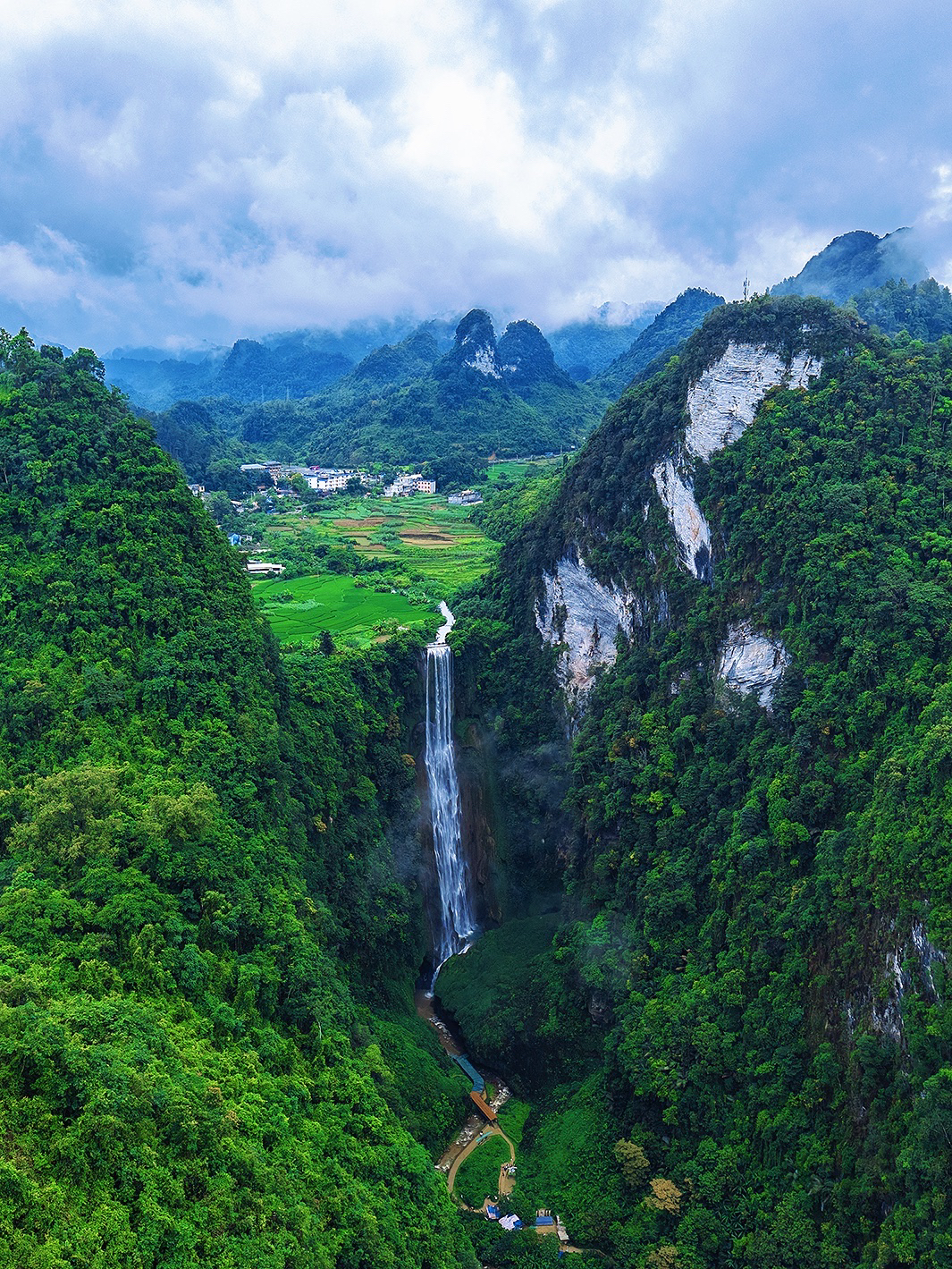 Tongling Grand Canyon waterfall in Guangxi