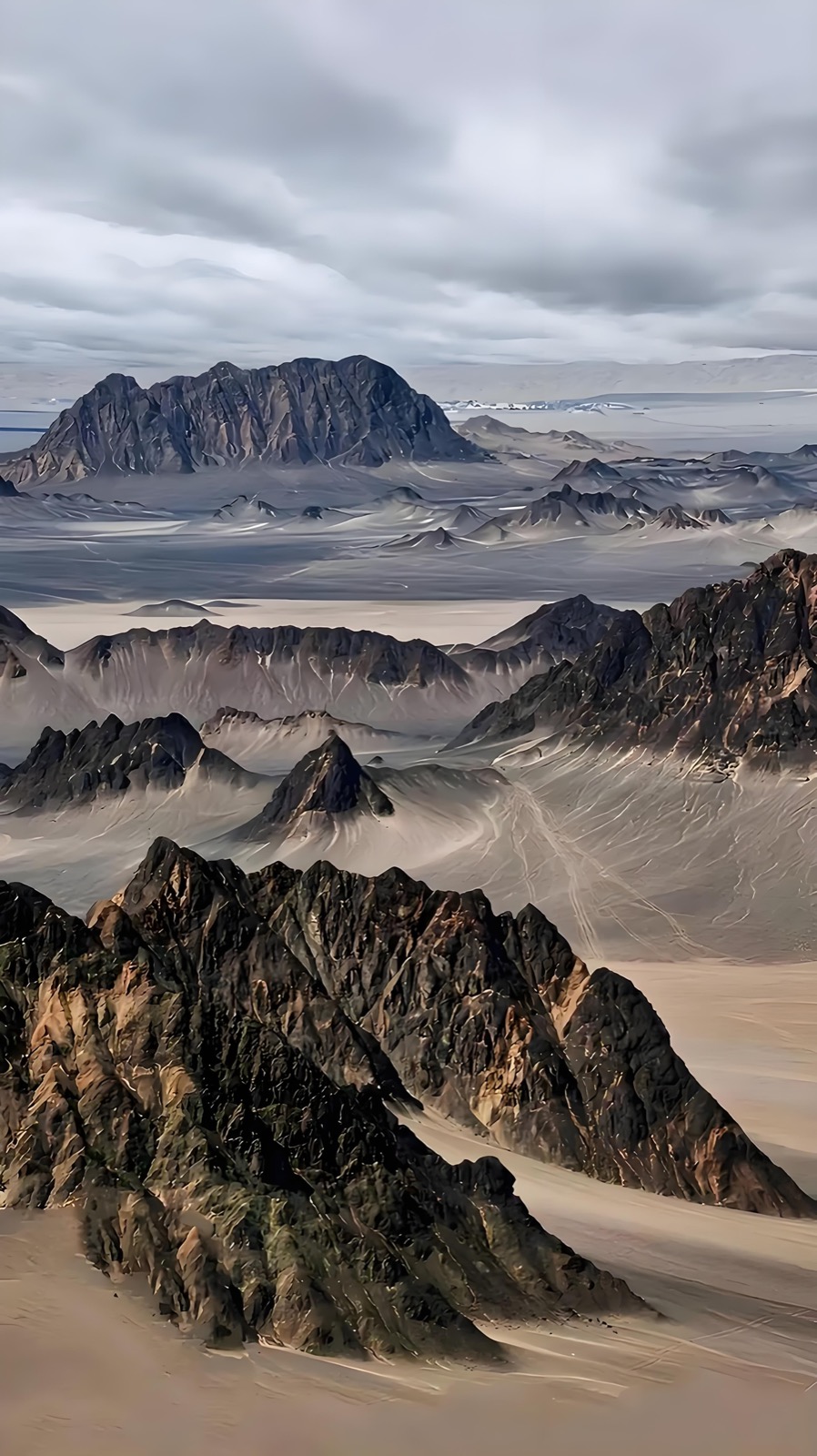 Dark ridges and pale desert at Heidu Mountain